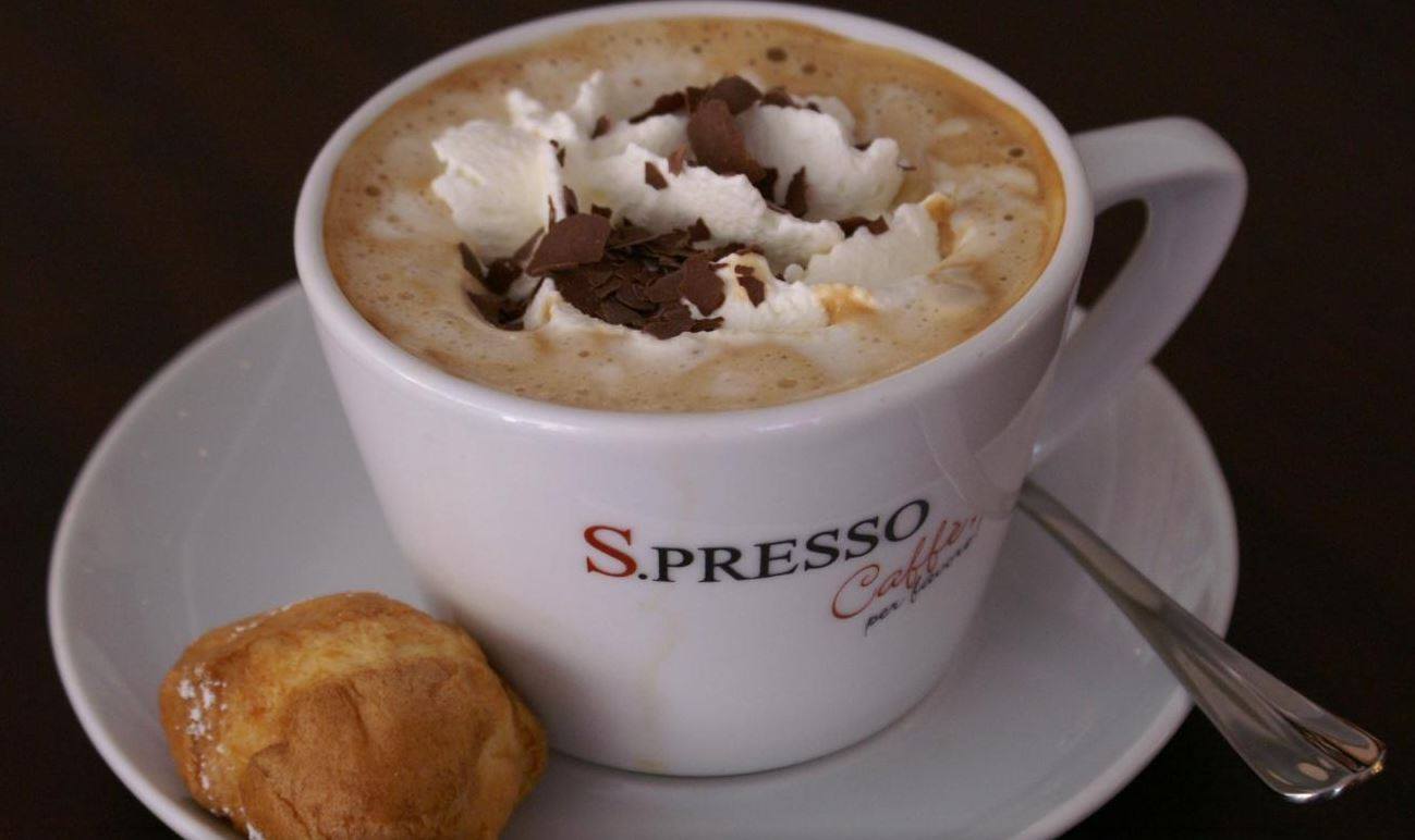 Caffè-Klassiker aus Espresso und Sahne; dazu ein hausgemachtes BISCOTTO